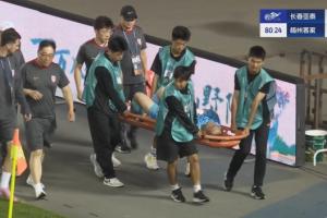STAR SPORTS下载-望无大碍！吴亚轲因伤被担架抬出场，此前神扑力保球门不失