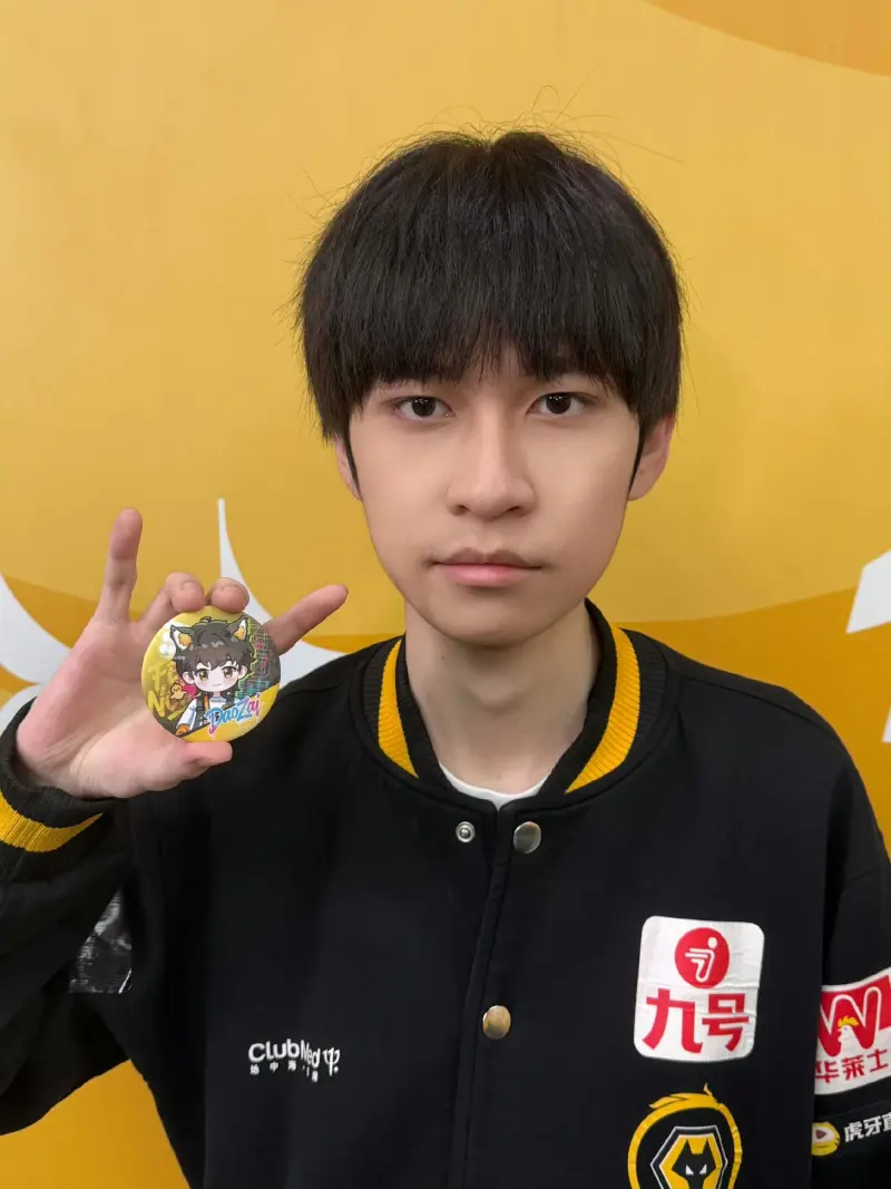 STAR SPORTS下载-道崽发布自拍并配文:捡到一个小铁片,上面画的啥呀?